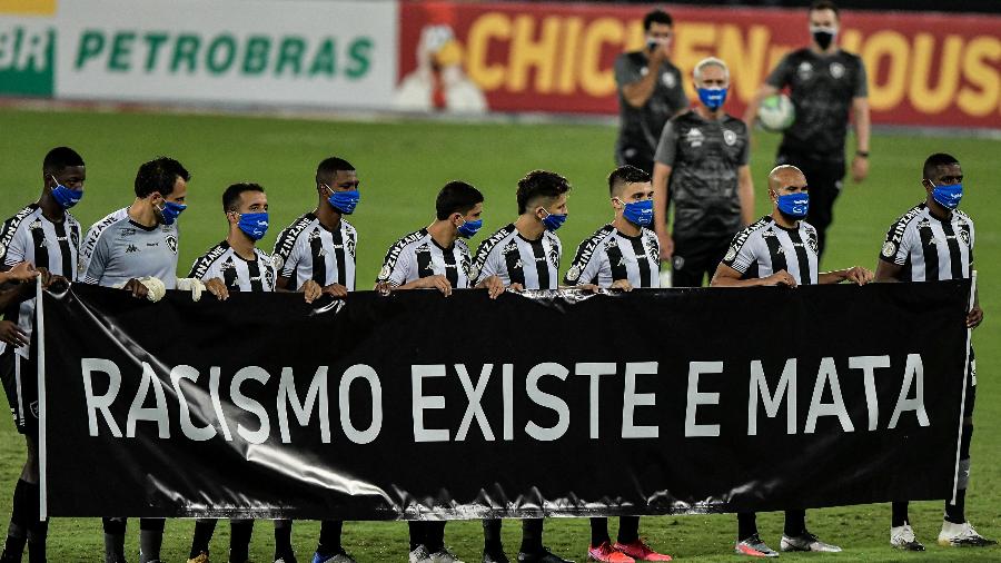 Jogadores do Botafogo protestam contra o racismo em jogo do Brasileirão - Thiago Ribeiro/AGIF