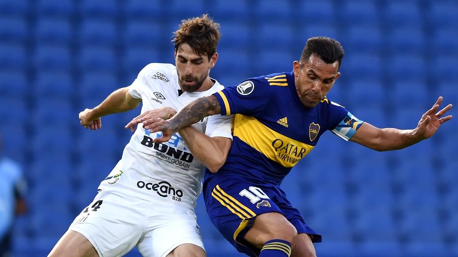 Luan Peres disputa bola com Carlos Tevez durante Boca Juniors x Santos pela Libertadores - Marcelo Endelli/Getty Images