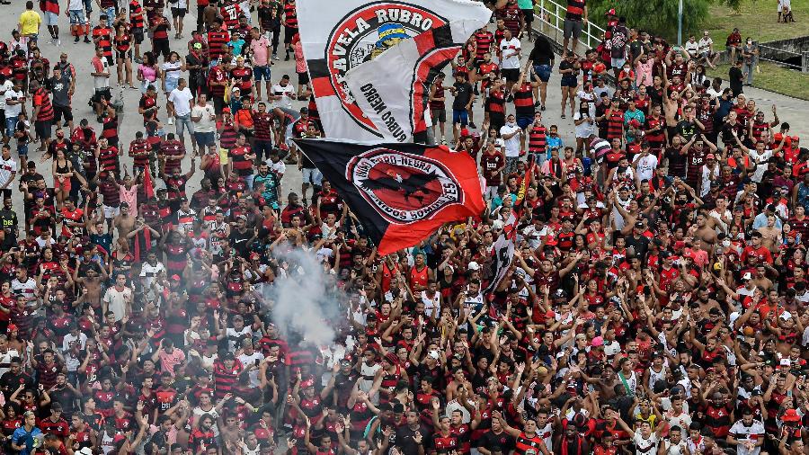 Torcida do Flamengo se concentra nas imediações do Maracanã antes de jogo decisivo contra o Inter - Thiago Ribeiro/AGIF