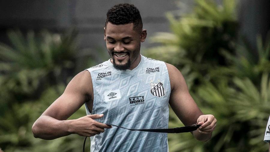 Sabino em treino do Santos no CT Rei Pelé. Zagueiro está na mira do São Paulo no mercado da bola - Ivan Storti