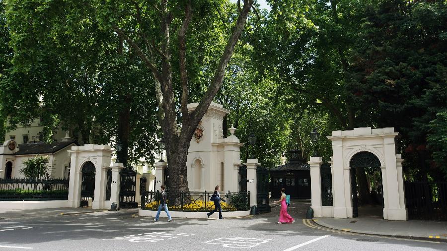Entrada da Kensington Palace Gardens, rua dos bilionários em Londres onde Roman Abramovich, dono do Chelsea, tem residência - Oli Scarff/Getty Images