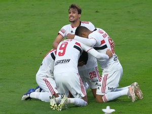Jogadores do São Paulo celebram gol contra o Palmeiras, pela final do Paulista, no Morumbi - Marcello Zambrana/AGIF