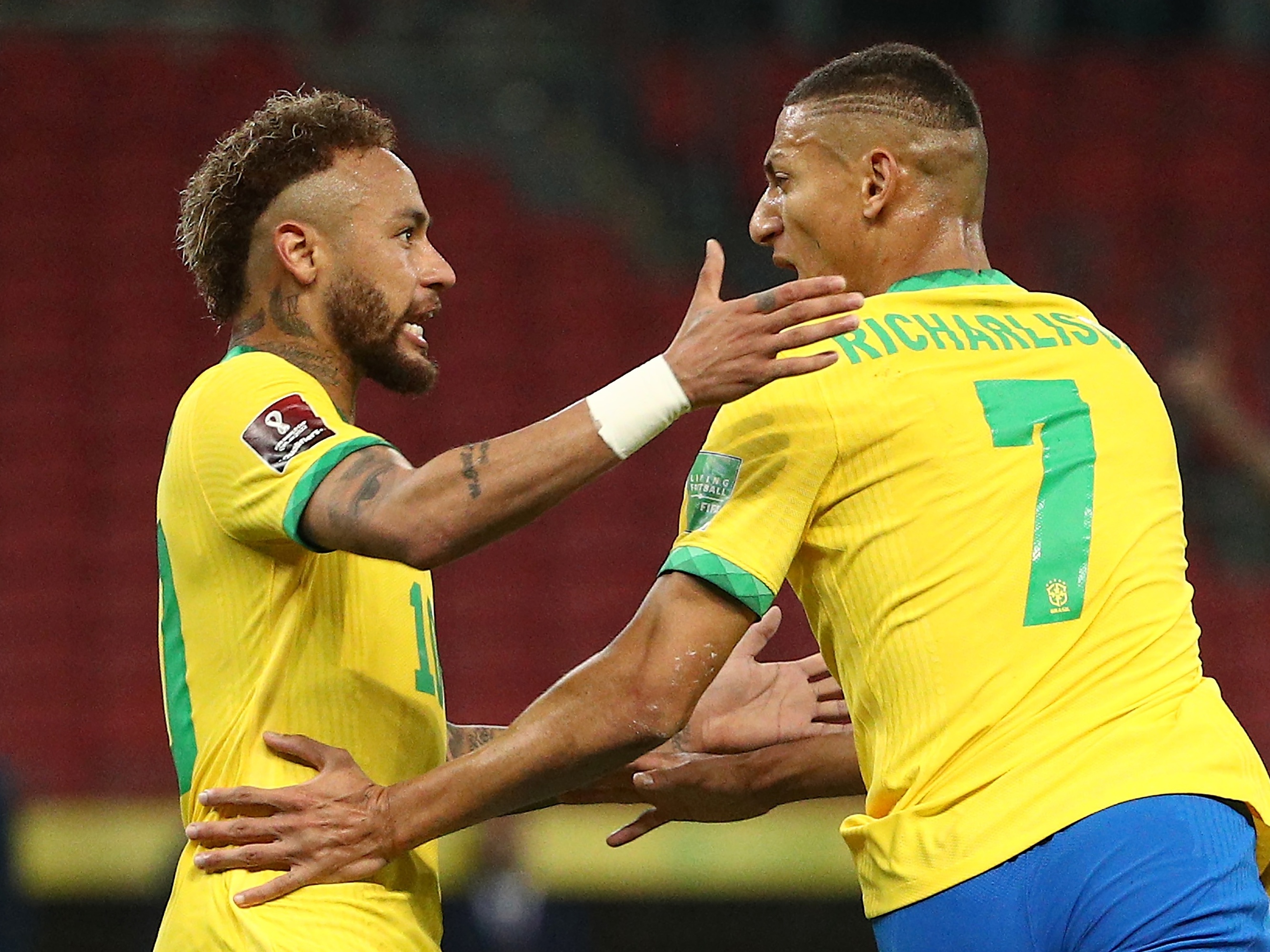 Campo de futebol com escalação da equipe do equador para