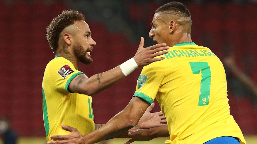 Richarlison comemora com Neymar na vitória da seleção no estádio Beira-Rio - Buda Mendes/Getty Images