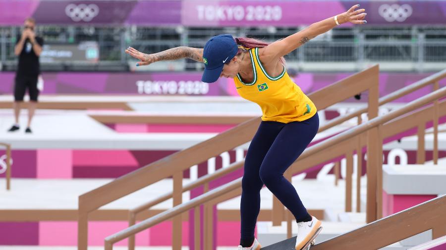 Leticia Bufoni faz manobra no torneio de skate nas Olimpíadas de Tóquio - LUCY NICHOLSON/REUTERS