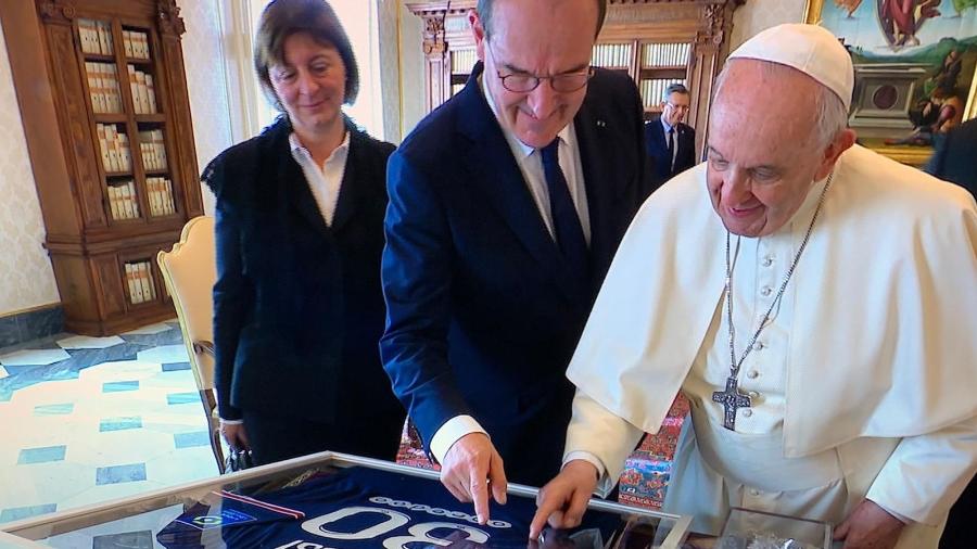 Papa Francisco com camisa do PSG autografada por Messi - Reprodução/Twitter