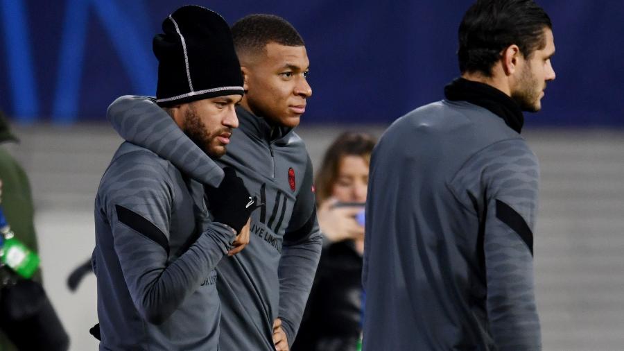Neymar e Mbappé durante treinamento do Paris Saint-Germain antes de jogo da Liga dos Campeões - REUTERS
