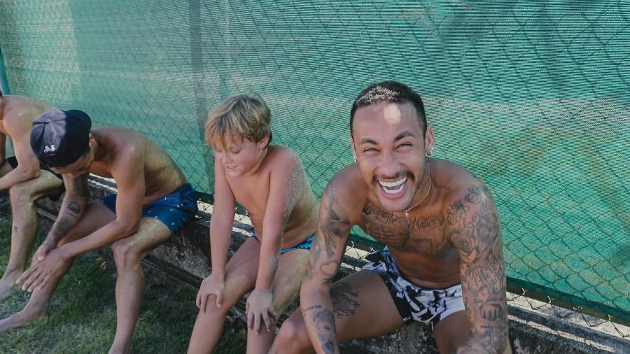 Neymar e o filho Davi Lucca na série "Neymar: O Caos Perfeito" - Divulgação/Netflix