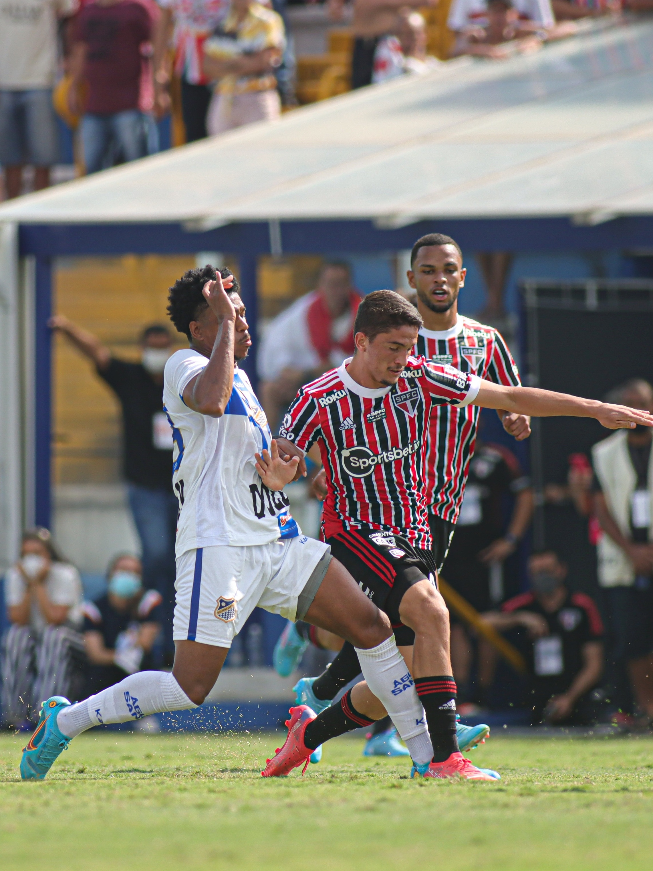 Zagueiro revelado pelo São Paulo é disputado por Juventus e Inter de Milão  - Portal do São Paulino