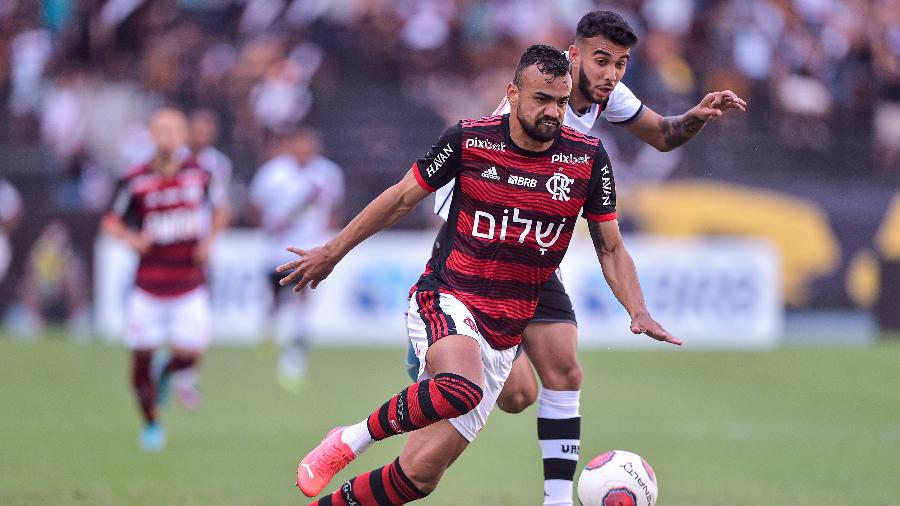 Fabricio Bruno, jogador do Flamengo, disputa lance com Getulio, do Vasco, durante partida pelo Carioca - Thiago Ribeiro/AGIF