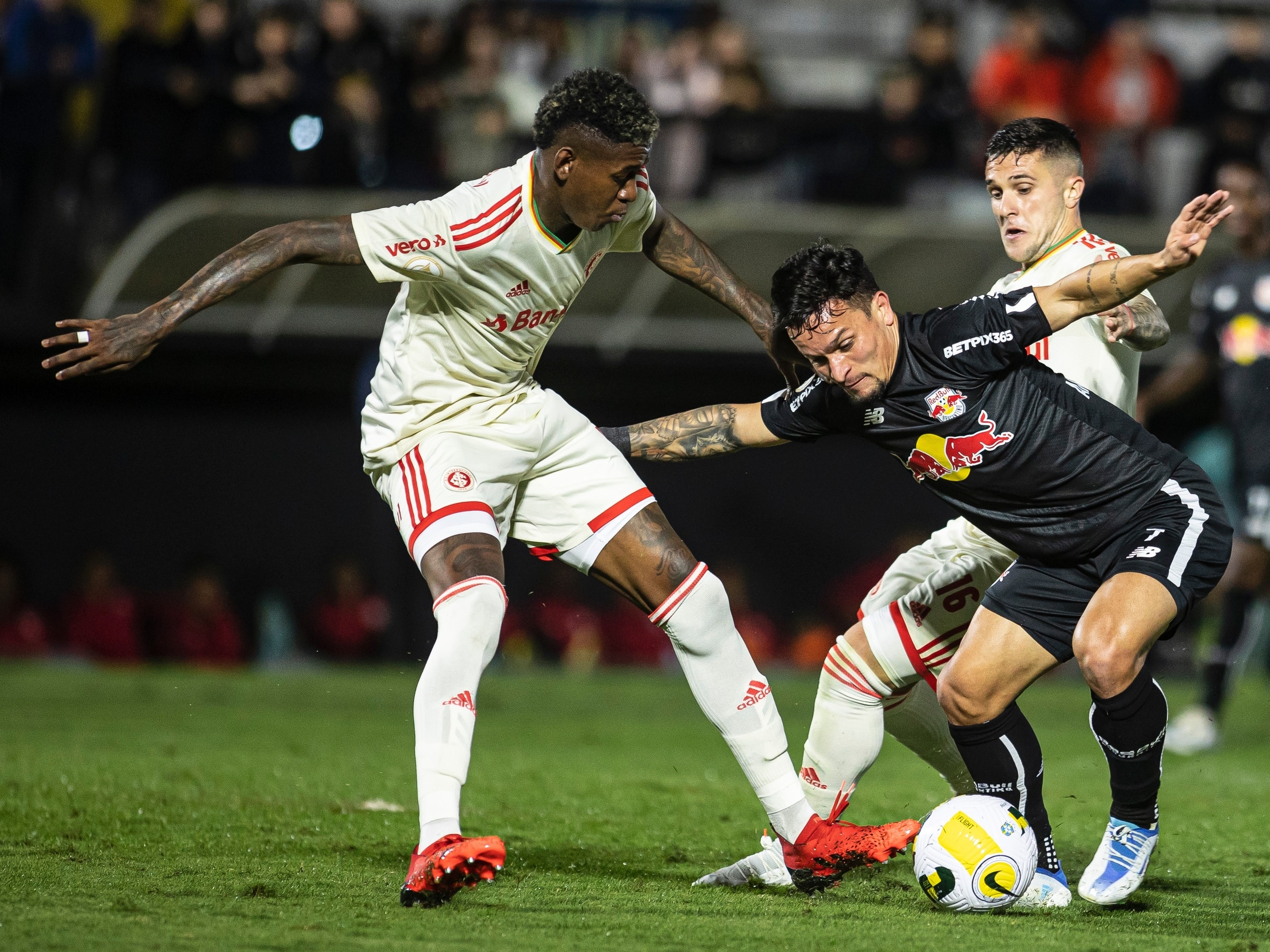 Coritiba x Red Bull Bragantino: onde assistir ao vivo, horário, desfalques  e escalações do jogo pelo Brasileirão - Lance!