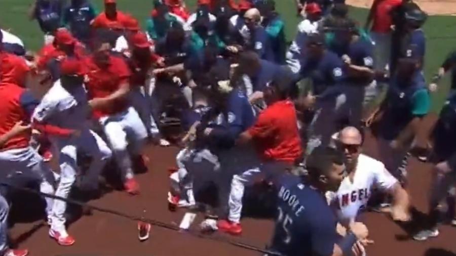 Jogadores de Los Angeles Angels e Seattle Mariners trocaram agressões durante jogo de beisebol nos EUA - Reprodução/Twitter