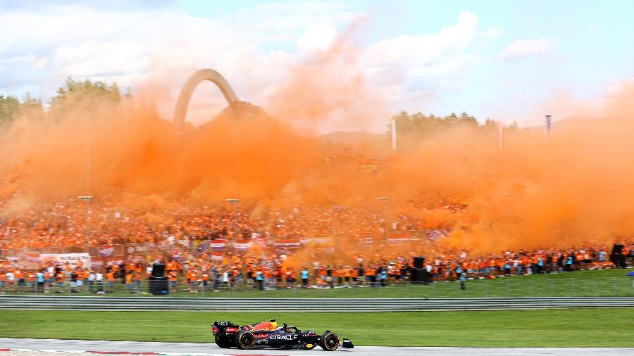 Max Verstappen passa por arquibancada lotada de holandeses durante a corrida de classificação em Spielberg - Clive Rose/Getty Images/Red Bull