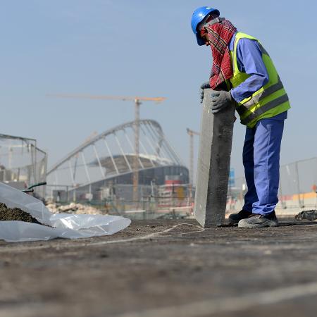 Trabalhador próximo ao Estádio Khalifa Internacional, que será utilizado na Copa do Mundo de 2022, no Qatar - picture alliance/picture alliance via Getty Image
