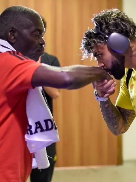 No Flamengo há 40 anos, massagista Denir levanta o troféu da Taça
