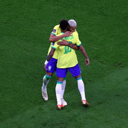 Richarlison abraça Neymar após gol da seleção brasileira contra a Sérvia, pela Copa do Mundo do Qatar - Maryam Majd ATPImages/Getty Images