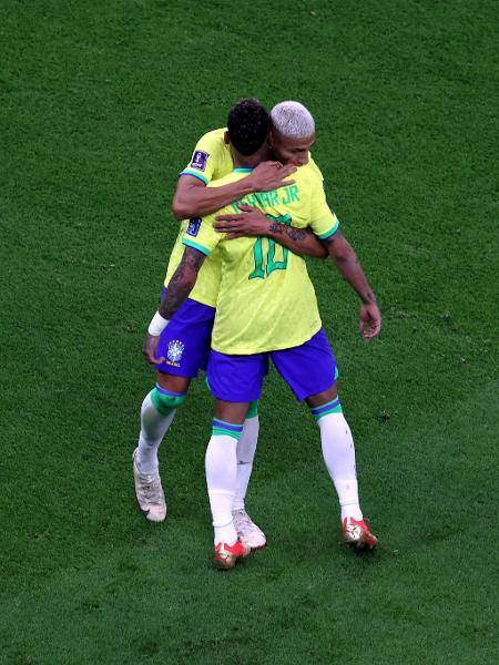 Richarlison abraça Neymar após gol da seleção brasileira contra a Sérvia, pela Copa do Mundo do Qatar - Maryam Majd ATPImages/Getty Images