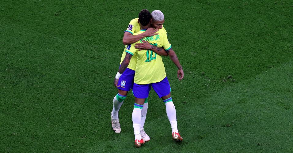 Richarlison abraça Neymar após gol da seleção brasileira contra a Sérvia, pela Copa do Mundo do Qatar