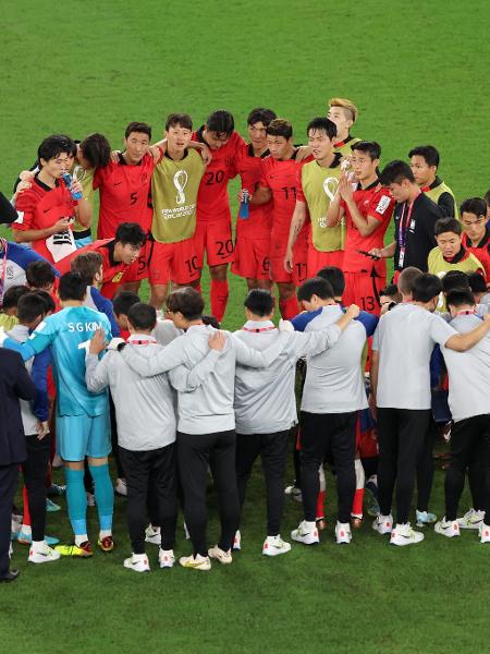 Seleção da Coreia do Sul aguarda no gramado o fim da partida entre Gana e Uruguai. - Mohamed Farag/Getty Images