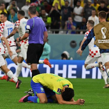 Marquinhos lamenta eliminação do Brasil enquanto croatas comemoraram classificação à semi da Copa do Mundo do Qatar - Nelson Alemeida/AFP