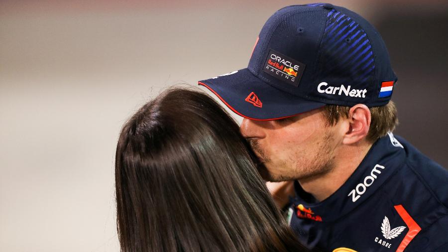 Max Verstappen beija a namorada, Kelly Piquet, após conquistar a pole no Bahrein - Peter Fox/Getty Images