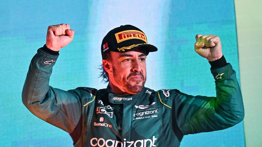 Alonso comemora o pódio no GP do Bahrein - Andrej Isakovic/AFP