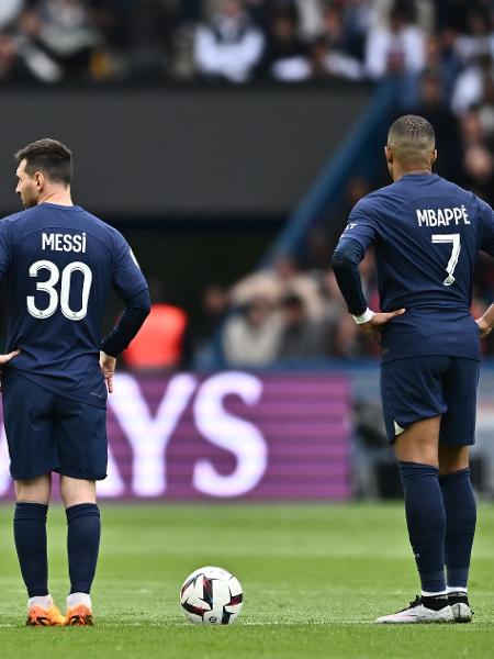 Messi e Mbappé durante a derrota do PSG para o Lorient, pelo Campeonato Francês - Sebastian Frej/MB Media/Getty Images