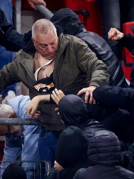 Chris Knoll enfrentou ultras do AZ e impediu invasão na área da torcida do West Ham - Angelo Blandespoor/Getty