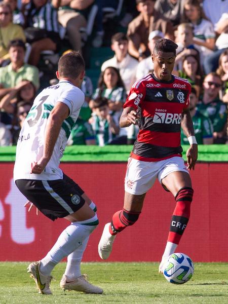 Bruno Henrique, atacante do Flamengo, conduz a bola durante duelo com o Coritiba, pelo Brasileiro