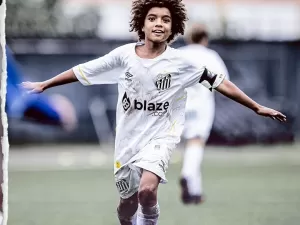 Joia do Santos de 11 anos faz golaço inusitado em campeonato nos EUA; veja