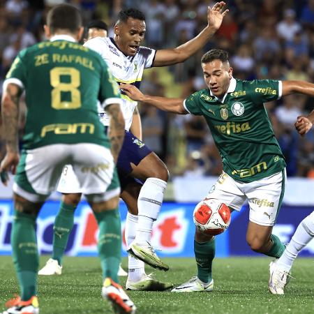 Fabinho, do Palmeiras, tenta sair da marcação dos jogadores do Santo André durante duelo do Campeonato Paulista
