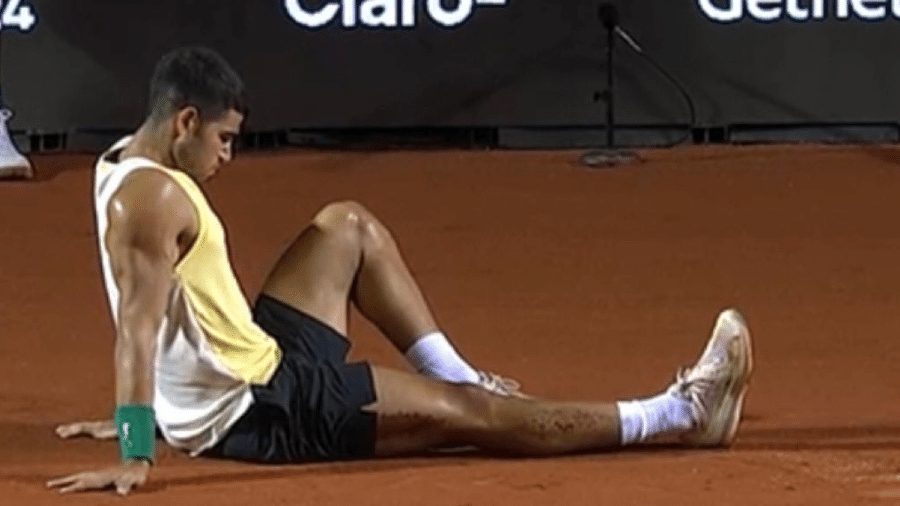 Carlos Alcaraz, após torcer tornozelo no Rio Open