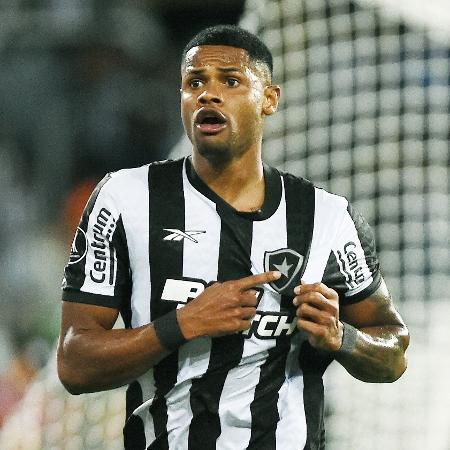 Júnior Santos, do Botafogo, comemora após marcar contra o Bragantino, na pré-Libertadores