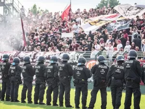 Briga em jogo da 4ª divisão do Campeonato Alemão deixa 155 policiais feridos
