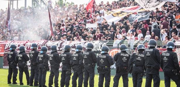 Bei Schlägerei im Spiel der deutschen 4. Liga werden 155 Polizisten verletzt