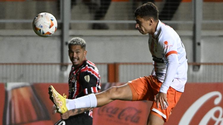 Buss e Luciano disputam a bola em Cobresal x São Paulo, partida da Libertadores