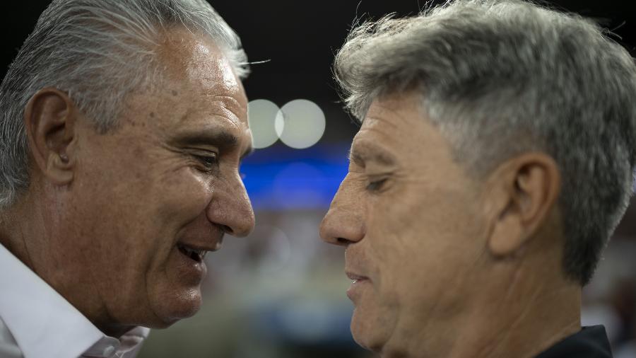 Tite e Renato Gaúcho se cumprimentam antes de jogo entre Flamengo e Grêmio pelo Brasileirão