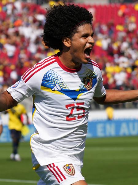 Eduard Bello comemora seu gol pela Venezuela contra o Equador, pela Copa América