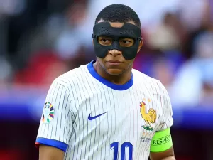 Com nariz quebrado, Mbappé sofre para encontrar máscara ideal: 'É horrível'