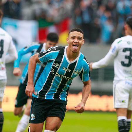 Gustavo Nunes jogador do Gremio comemora seu gol durante partida contra o Operario 