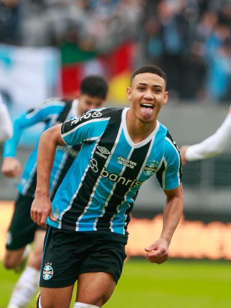 Gustavo Nunes, do Grêmio, comemora seu gol durante partida contra o Operario 