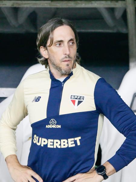 Luis Zubeldía, técnico do São Paulo, durante jogo contra o Fortaleza, pelo Brasileirão