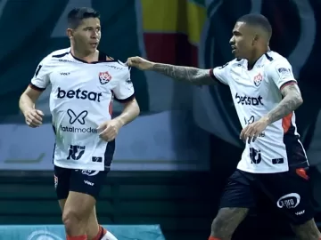 Vitória surpreende e complica a vida do Palmeiras e do Corinthians
