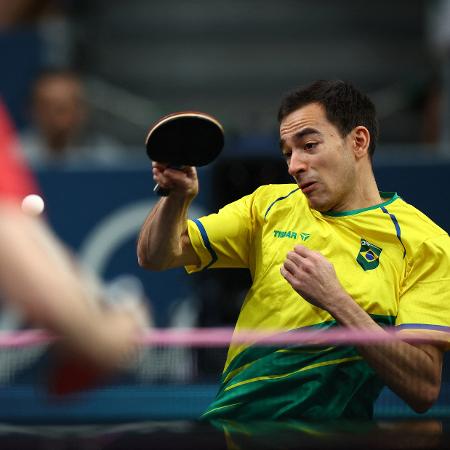 Hugo Calderano em ação contra Felix Lebrun no tênis de mesa por equipes nas Olimpíadas de Paris