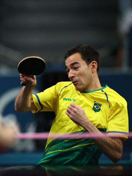 Hugo Calderano em ação contra Felix Lebrun no tênis de mesa por equipes nas Olimpíadas de Paris