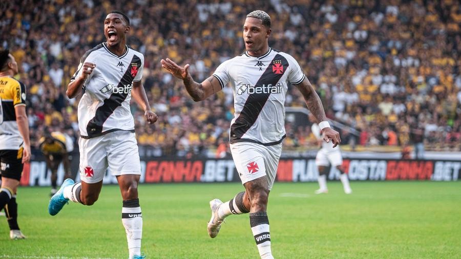 Rayan e David comemoram gol do Vasco diante do Criciúma no Campeonato Brasileiro