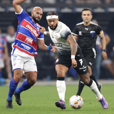 Memphis Depay em ação durante Corinthians x Fortaleza, duelo da Sul-Americana