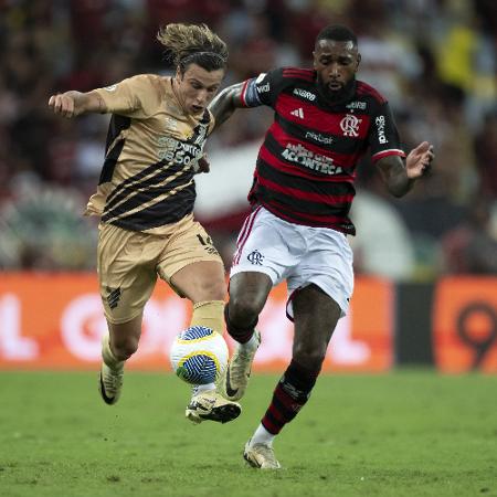 Gerson e Canobbio em ação durante jogo entre Flamengo e Athletico pelo Brasileirão