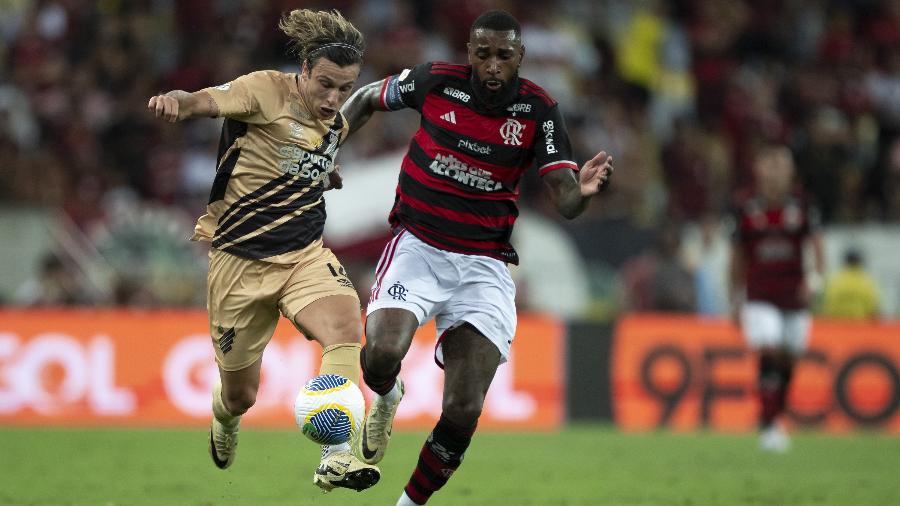 Gerson e Canobbio em ação durante jogo entre Flamengo e Athletico pelo Brasileirão