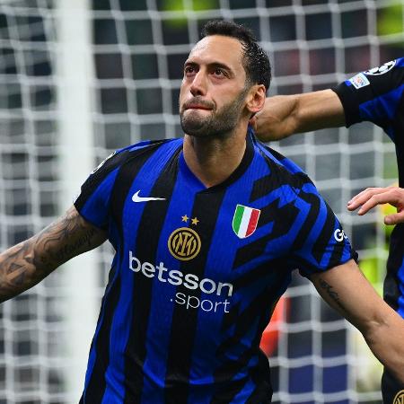 Çalhanoglu, da Inter de Milão, comemora gol sobre o Arsenal em jogo da Champions League